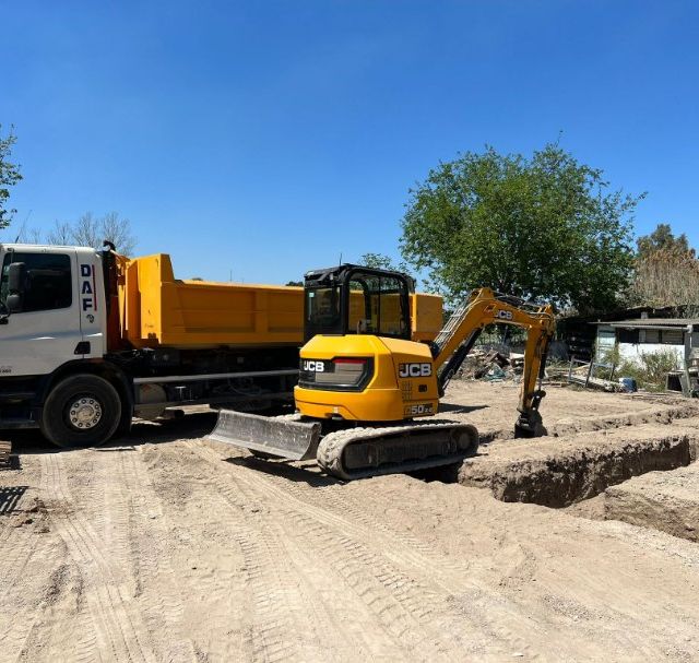 Excavadora y camión amarilla